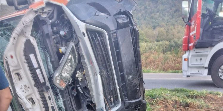 Ambulanza si scontra con furgone della polizia penitenziaria e una Ducati: morto il motociclista