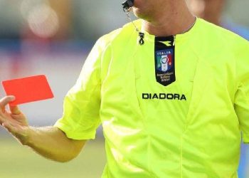Latina, il figlio viene espulso: il padre fa invasione e picchia l’arbitro