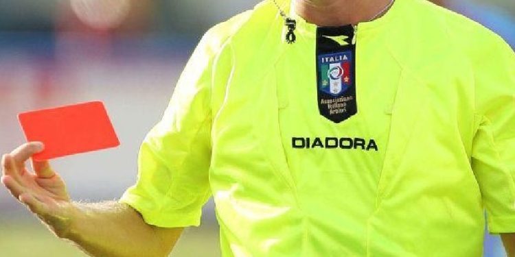 Latina, il figlio viene espulso: il padre fa invasione e picchia l’arbitro