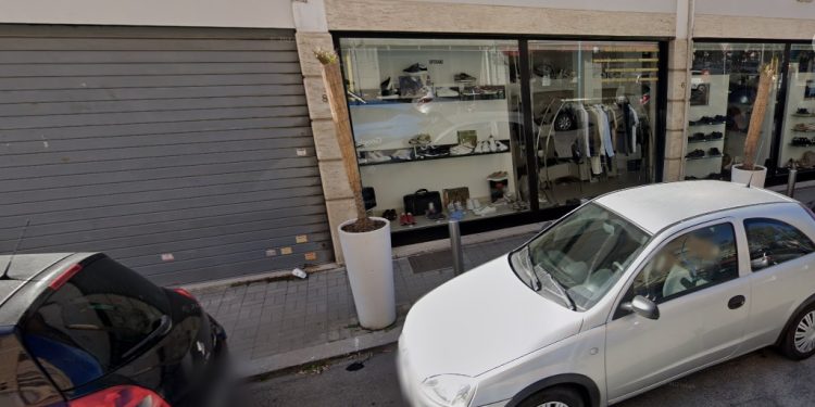 Banda di ladri in azione nella notte a Latina. Svaligiato noto negozio di scarpe