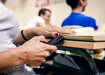 Latina, studentessa non vuole consegnare lo smartphone: al Majorana arriva la polizia