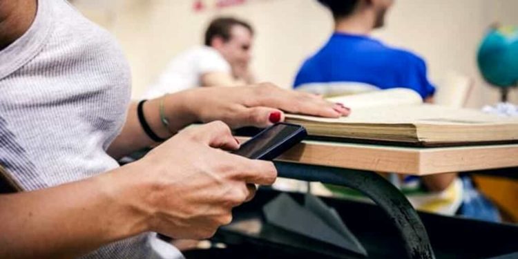 Latina, studentessa non vuole consegnare lo smartphone: al Majorana arriva la polizia