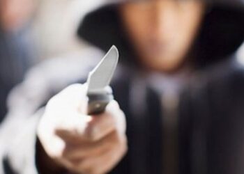 Follia a Latina, minaccia la sua ex fidanzata con un coltello: 17enne bloccato dal padre della ragazza