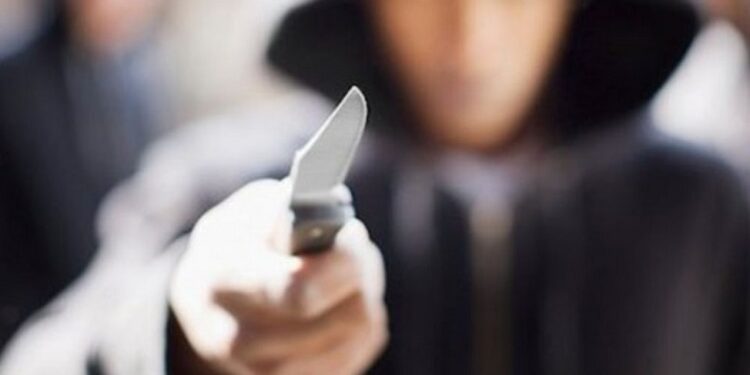 Follia a Latina, minaccia la sua ex fidanzata con un coltello: 17enne bloccato dal padre della ragazza