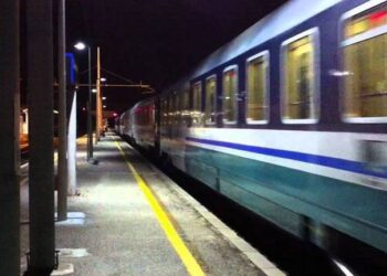 Parla al telefono e non si accorge dell’arrivo del treno: uomo investito alla stazione di Latina scalo