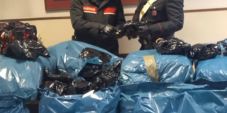 Terracina: in taxi con 53 chili di droga, alla vista dei carabinieri si lancia dall’auto in corsa