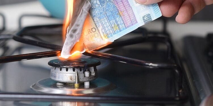 Bollette: a Latina nel 2022 si è speso il 108% in più per l’elettricità e il 57% in più per il gas