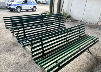 Cisterna, con il braccio meccanico distacca tre panchine pubbliche e se le porta a casa