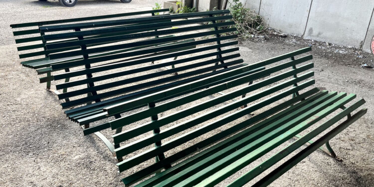 Cisterna, con il braccio meccanico distacca tre panchine pubbliche e se le porta a casa