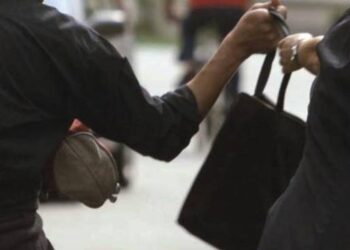 Latina, strappa la borsa a un’anziana e fugge: è caccia al malvivente