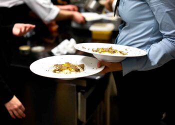 Follia a Sermoneta: fuggono dal ristorante senza pagare e investono una cameriera