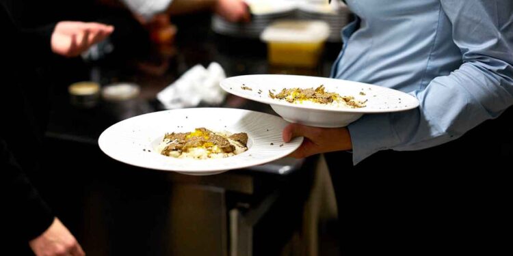 Follia a Sermoneta: fuggono dal ristorante senza pagare e investono una cameriera