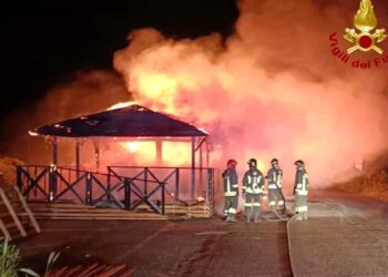 Lido di Latina Chioschi in fiamme: la camminata della legalità a Capoportiere