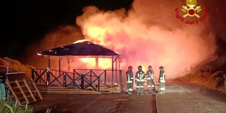 Lido di Latina Chioschi in fiamme: la camminata della legalità a Capoportiere