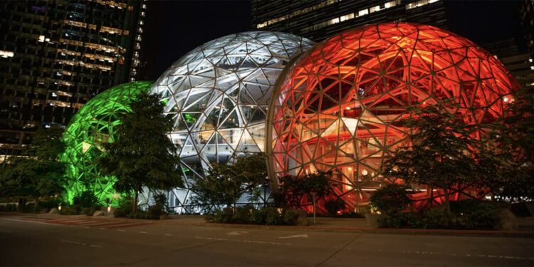 Un tributo all’Italia da Amazon: l’headquarter di Seattle si tinge dei colori del tricolore