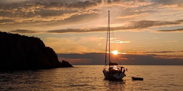 Furiosa lite in barca a Ponza: donna accoltella il fidanzato, lui si getta in mare