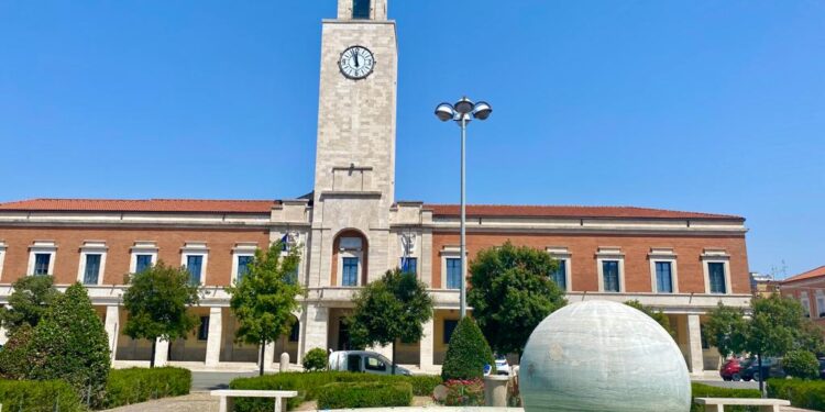 Latina, fontana di piazza del Popolo e laghetto del parco San Marco tornano in funzione