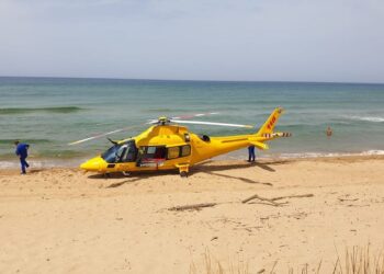 Tragedia al lido di Latina: si tuffa per salvare due bambine dal mare mosso, muore Franco Gatto