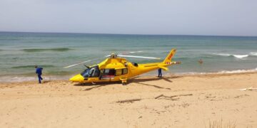 Tragedia al lido di Latina: si tuffa per salvare due bambine dal mare mosso, muore Franco Gatto