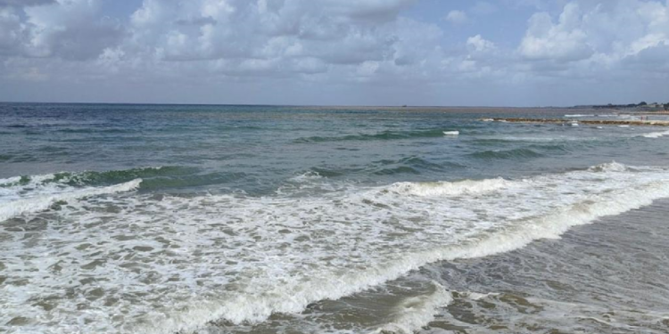 Acqua torbida al lido di Latina: il Comune chiede all’Arpa l’esito delle analisi effettuate