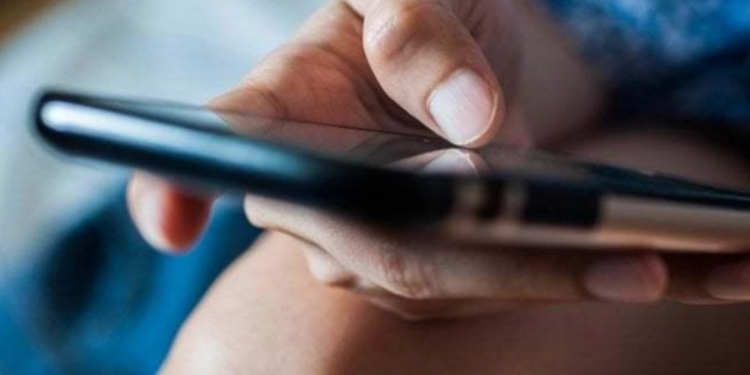 Ragazzina si sente male in spiaggia a Latina, gli amici filmano le sue parti intime: aperta inchiesta