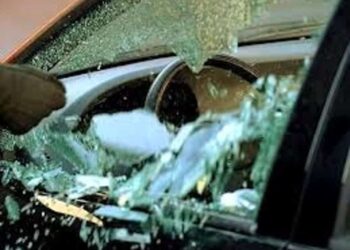 Si rompe la mano prendendo a pugni l’auto con dentro moglie e amante, ma era quella sbagliata