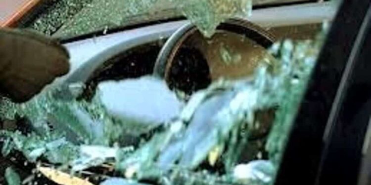 Si rompe la mano prendendo a pugni l’auto con dentro moglie e amante, ma era quella sbagliata