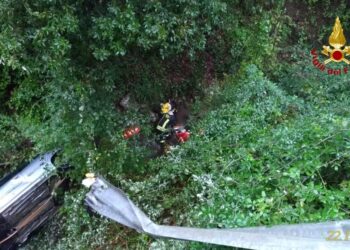 Auto precipita in una scarpata: notte da incubo per una coppia pontina
