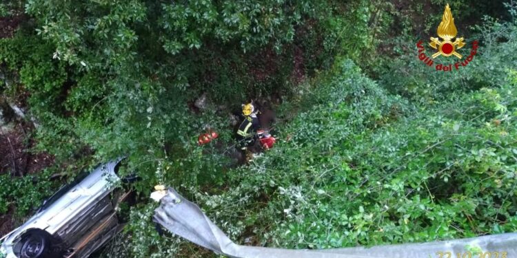 Auto precipita in una scarpata: notte da incubo per una coppia pontina