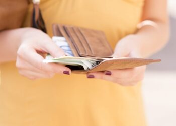 Cisterna, ragazza madre trova un portafogli con 2000 euro e lo riconsegna al proprietario