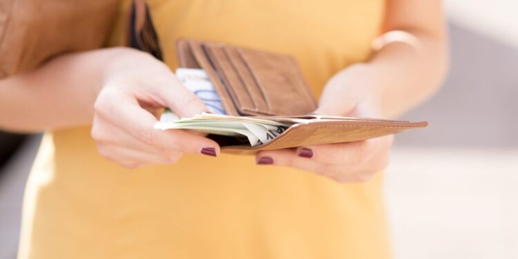 Cisterna, ragazza madre trova un portafogli con 2000 euro e lo riconsegna al proprietario