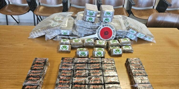 Viaggiava in A1 con 26 chili di hashish nascosti nell’auto: arrestato 34enne di Latina