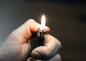 Latina: tenta una rapina in un negozio di parrucchiere ‘armato’ di accendino, poi minaccia tutti