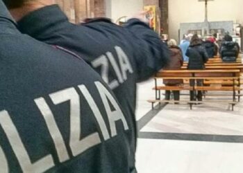 Latina, ladro in chiesa durante la messa: via con i pc e i soldi delle offerte