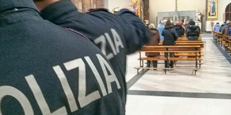Latina, ladro in chiesa durante la messa: via con i pc e i soldi delle offerte