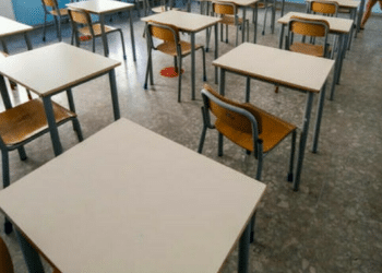 Shock in classe a Latina, studente di 17 anni colpisce un compagno con la sedia