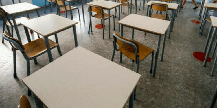 Shock in classe a Latina, studente di 17 anni colpisce un compagno con la sedia