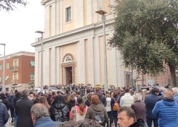Migliaia di persone al funerale di Nicoletta e Renèe a Cisterna: “L’amore è stato infangato”