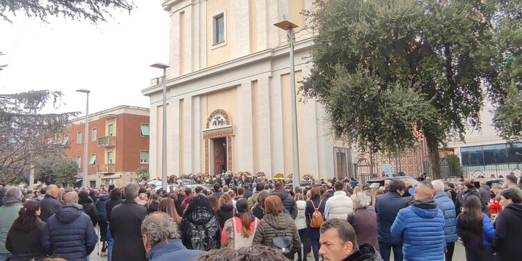 Migliaia di persone al funerale di Nicoletta e Renèe a Cisterna: “L’amore è stato infangato”