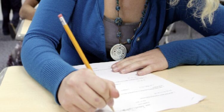 Studentessa pontina denuncia gli abusi dell’ex in un tema di italiano