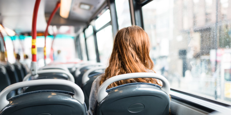 Latina, incubo sul pullman: 16enne molestata da tre stranieri. Arrivano i carabinieri