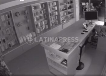 Video – In un minuto e mezzo rubati 30.000 euro di iPhone a Latina. Il titolare: “Siamo amareggiati”