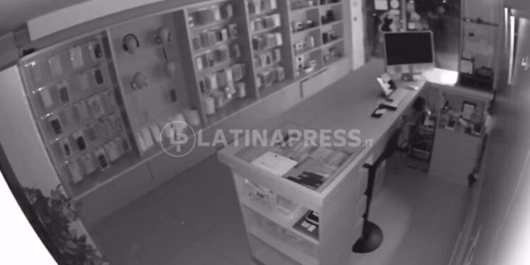 Video – In un minuto e mezzo rubati 30.000 euro di iPhone a Latina. Il titolare: “Siamo amareggiati”
