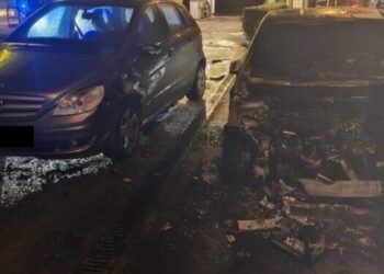 Paura nella notte in via Isonzo a Latina: auto a fuoco nei pressi di un distributore di benzina