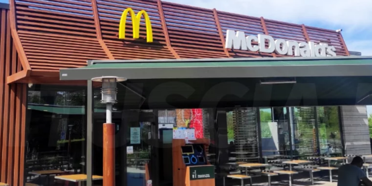 Terrore al McDonald’s di Cisterna: banditi armati rapinano il fast food in pieno giorno