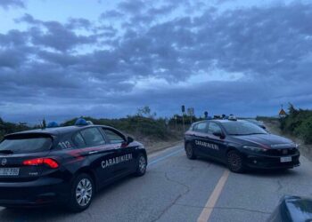 Coppia rapinata mentre passeggia sul lungomare di Sabaudia, lui colpito con il calcio della pistola