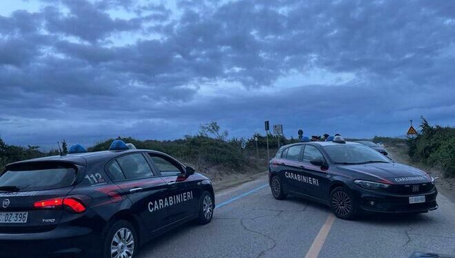 Coppia rapinata mentre passeggia sul lungomare di Sabaudia, lui colpito con il calcio della pistola