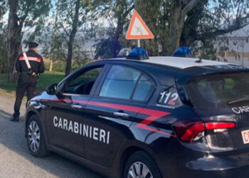 Provoca incidente sulla Pontina e si rifiuta di effettuare l’alcoltest, poi minaccia di morte i Carabinieri