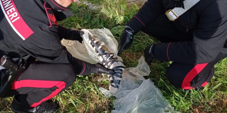 I Carabinieri trovano una pistola mitragliatrice in casa: arrestata una donna a Borgo Sabotino