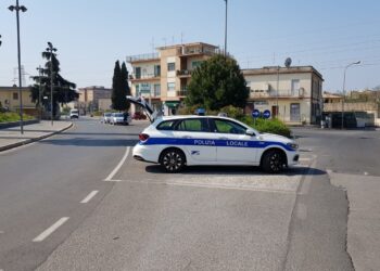 Cisterna, provoca un incidente e si dà alla fuga. Trovato dalla polizia locale